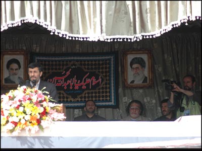 مشاور هنری رئیس‌جمهور خبر داد تیمی از جوانان هنرمند او را در ساخت فیلم تبلیغاتی آقای احمدی‌نژاد یاری می‌دهند.
