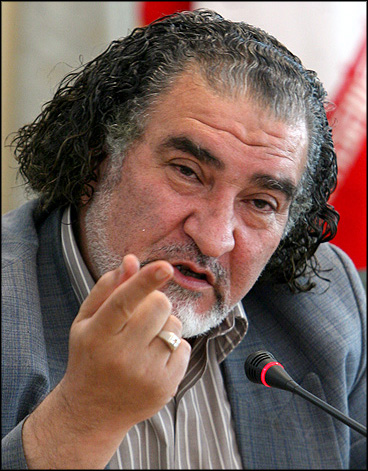 کارنامه احمدی‌نژاد بر روی پوسترها نیست در جای جای کشور است