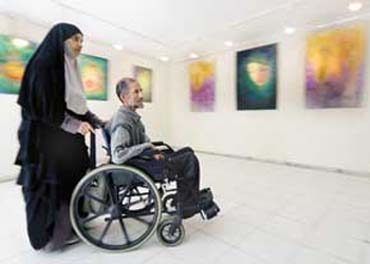 بیروت میزبان هنرمند جانبازی است که با دهان نقاشی می‌کشد
