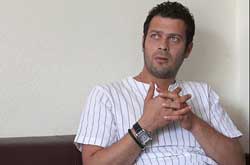 پژمان بازغی «نفر سوم از سمت چپ» مجید قیصری را روایت می‌کند
