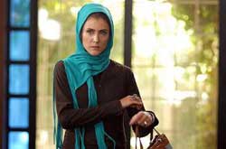 ويشكا آسايش مجسمه‌هايش را به نمايش مي‌گذارد