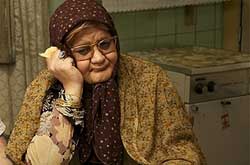 مانور «اکبر عبدی» با لباس زنانه در خیابان‌های تهران