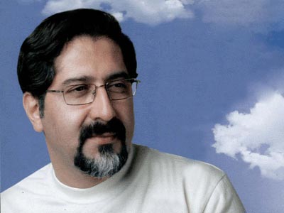 سراج برای زلزله زدگان می‌خواند