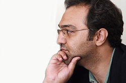 جیرانی «زندگی دوگانه فیروز» را در فضای کمدی اجتماعی می‌سازد