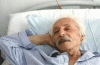 جمشید مشایخی استراحت می‌کند