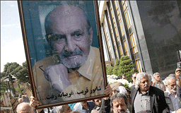 گله‌های همسر شاپور قریب از بی‌توجهی‌ها